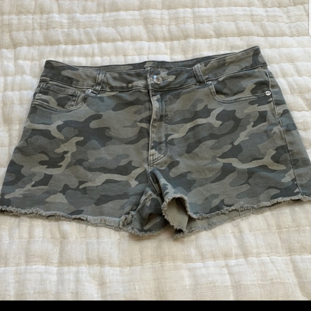 Maurices Camo High Rise Shorts Size 12